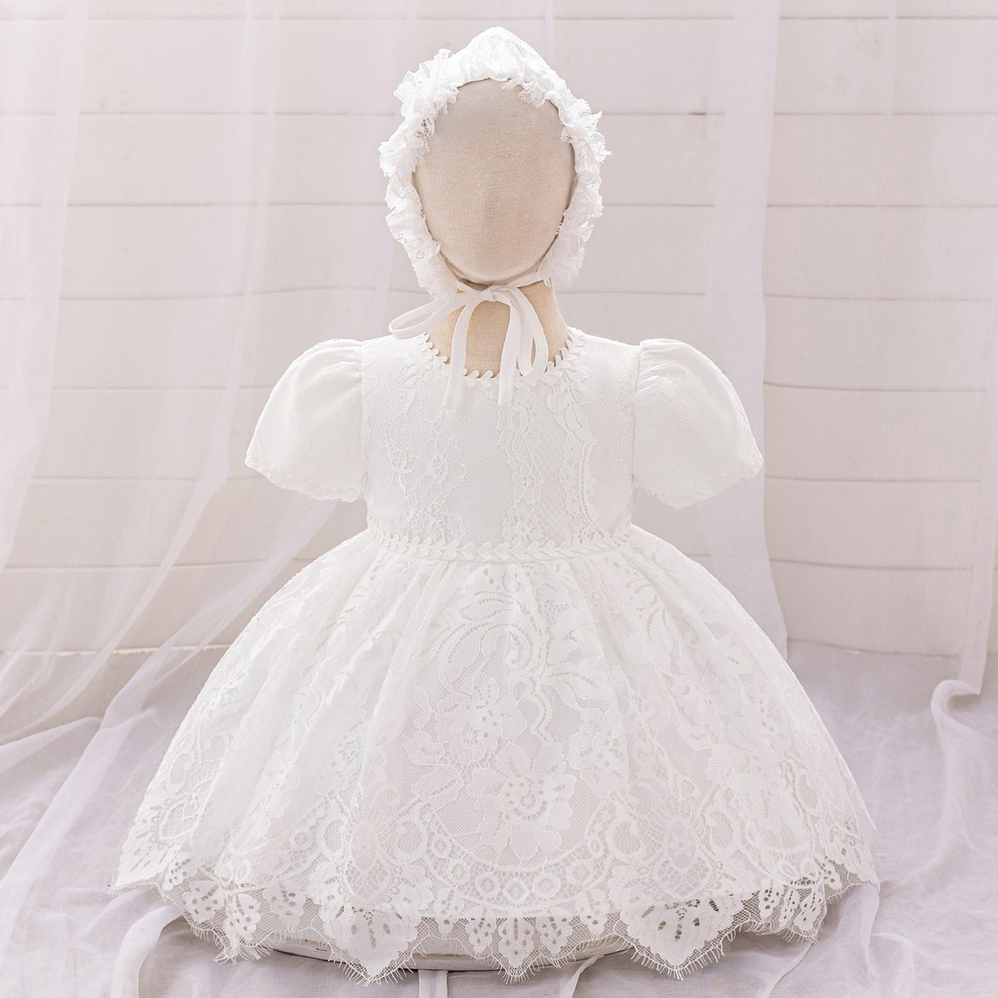 Vestido blanco elegante para bebés detalle de sombrerito