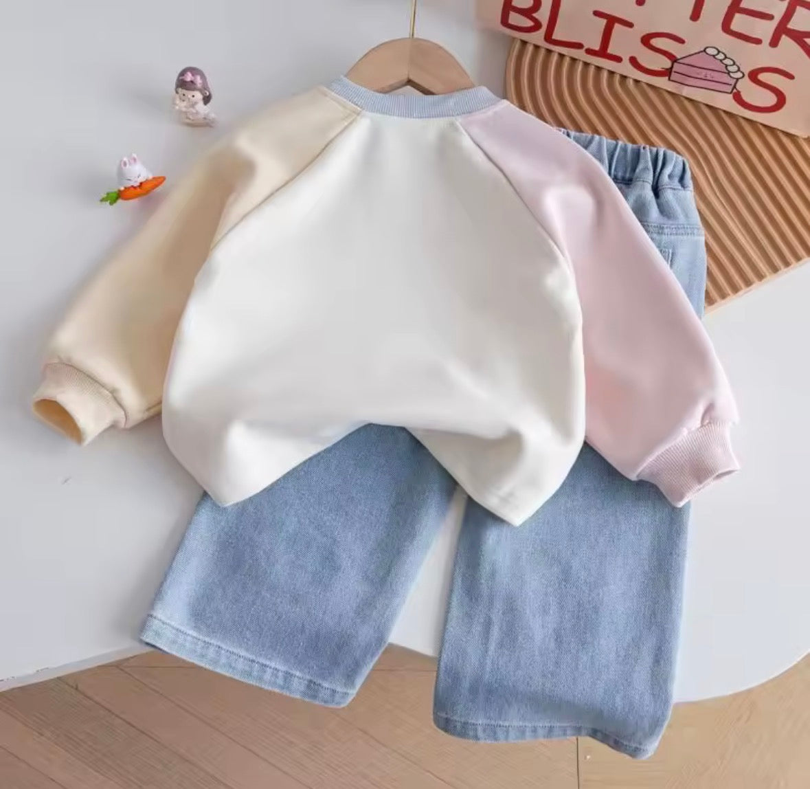 Conjunto de pantalón de jeans con abrigo detalles de ositos y moños