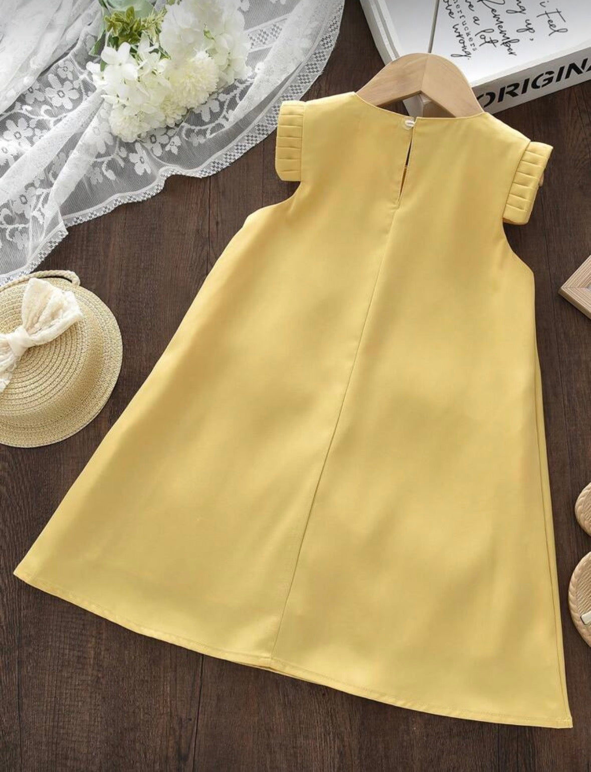 Vestido amarillo con flores en 3D  detalles de manguita
