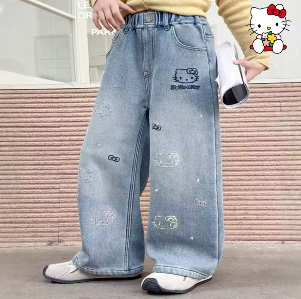Pantalón de jeans detalles de hello Kitty bordado