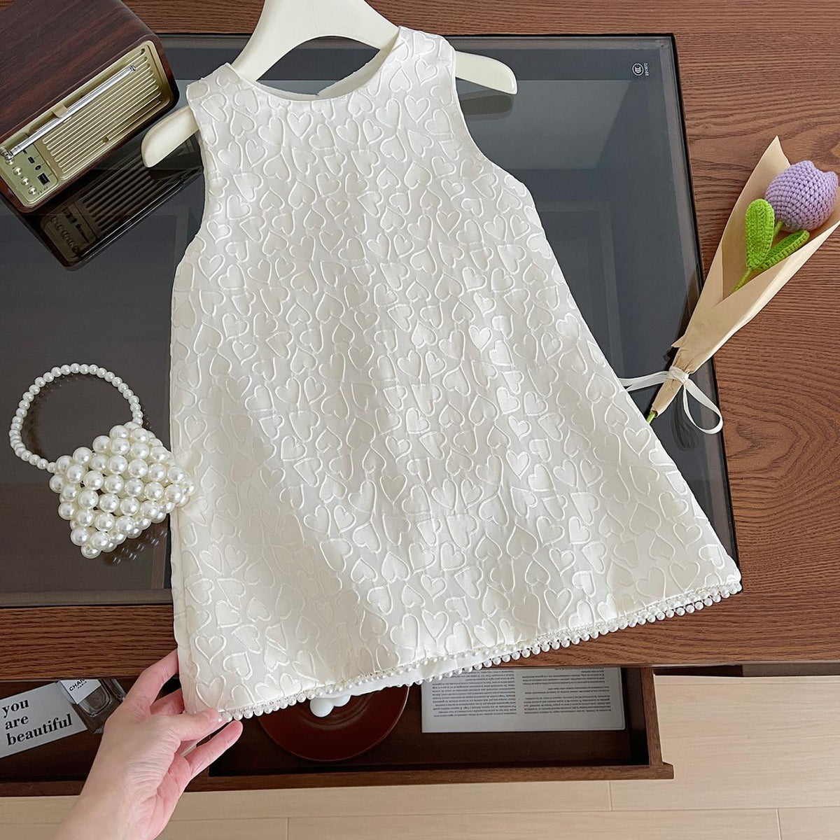 Vestido blanco casual con detalles de corazones y perlas