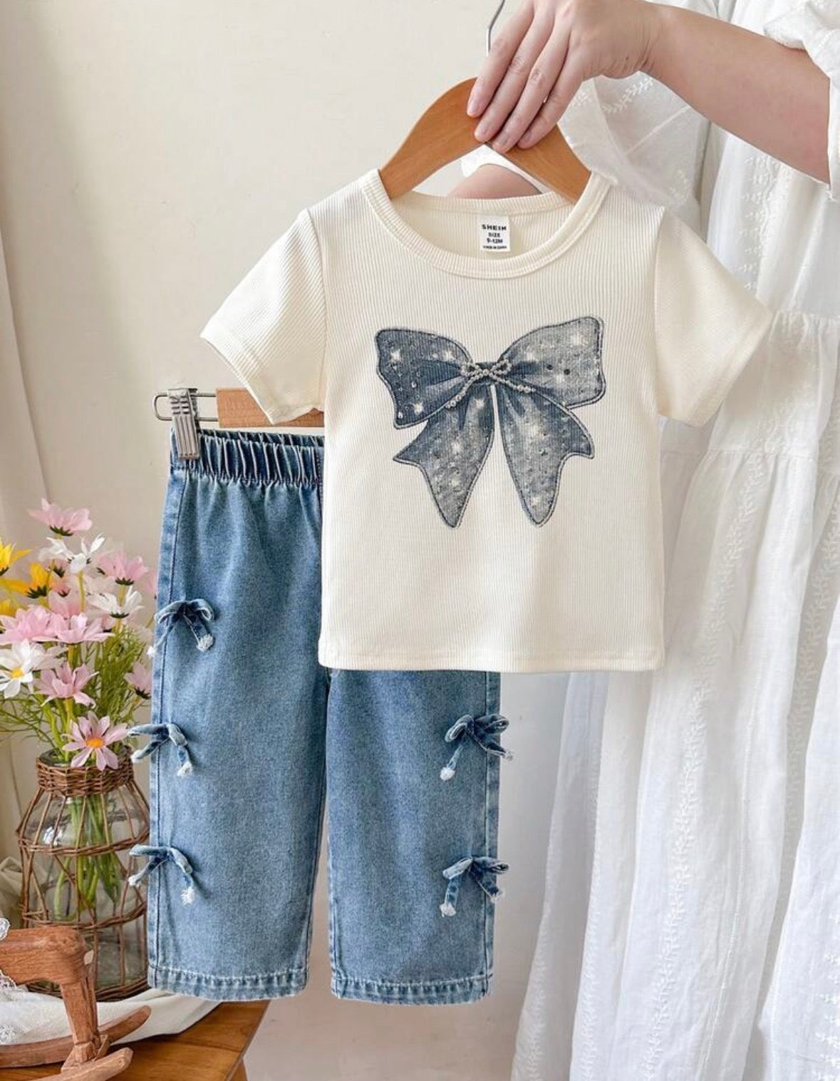 Conjunto pantalón de jeans con remera blanca detalle de impresión de moño