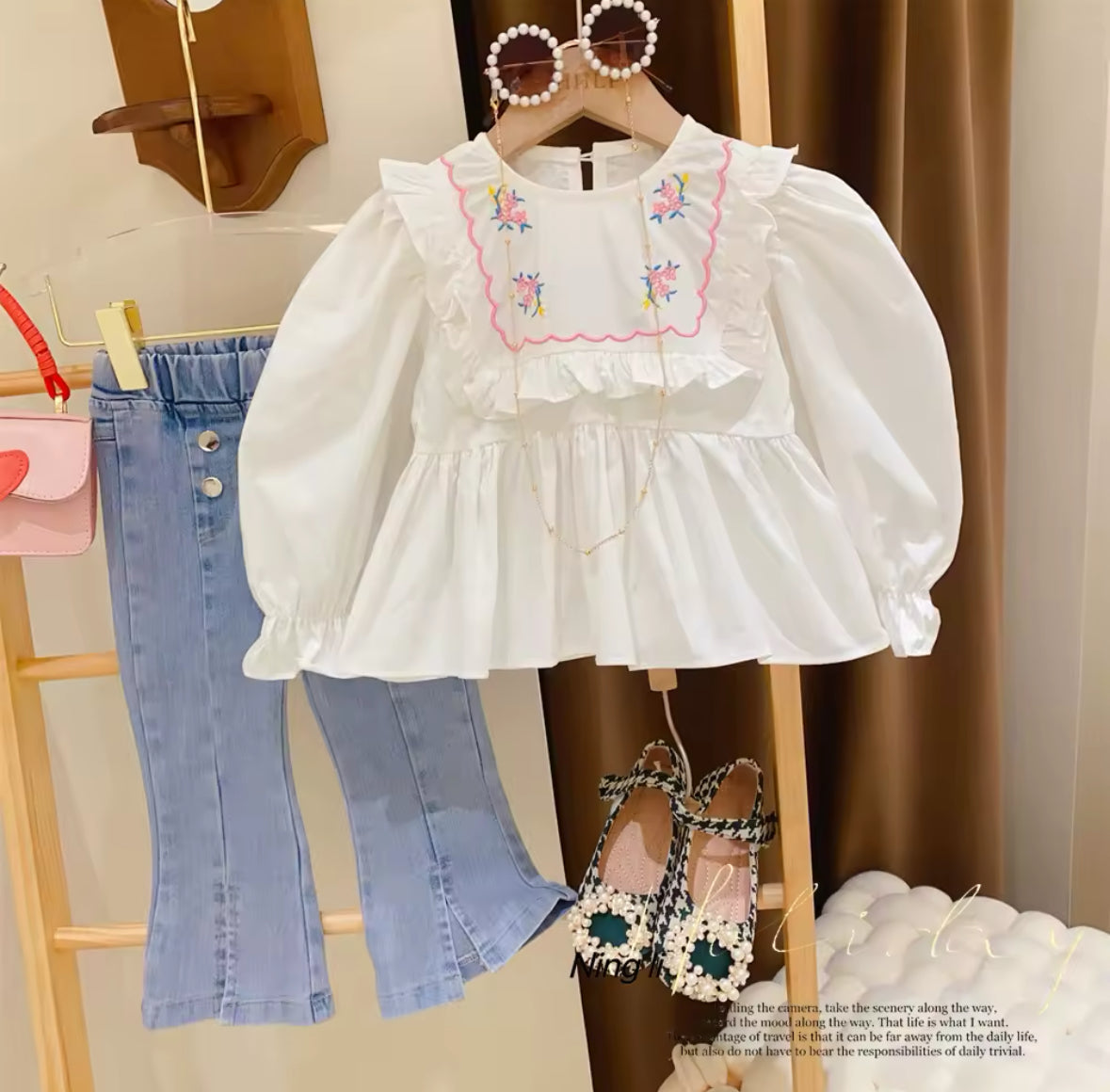 Conjunto pantalón jeans más blusa mangas largas blanca
