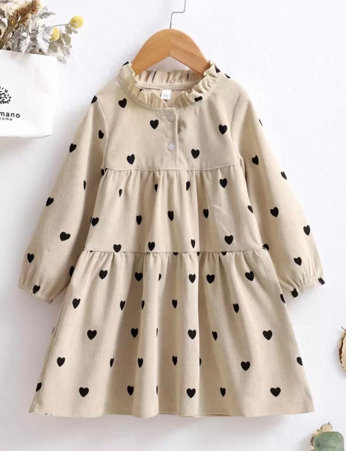 Vestido mangas largas suelto beige con detalles de corazones negros