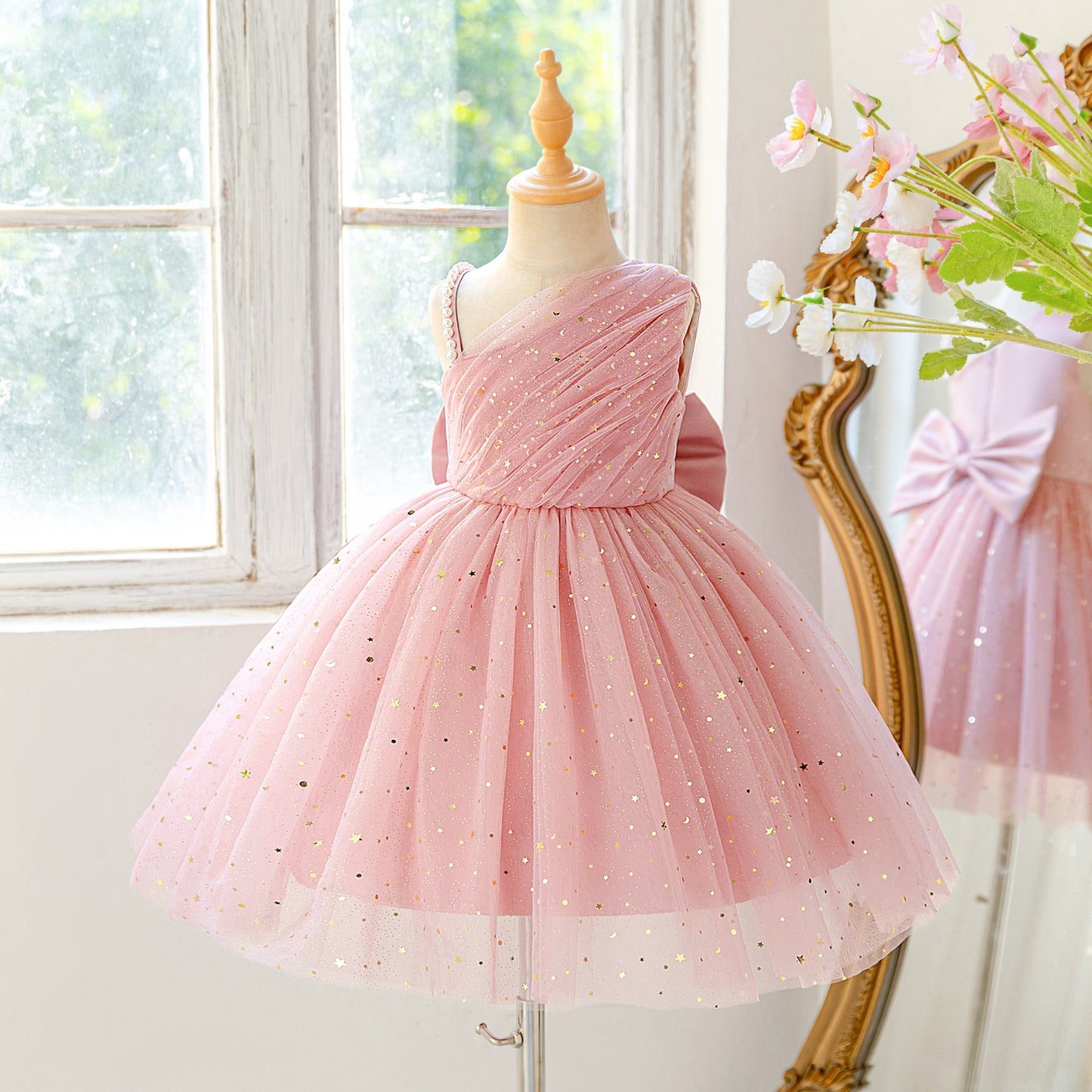 Vestido elegante color rosa vieja detalles de brillo en dorado con estrellas y perlas en un hombro