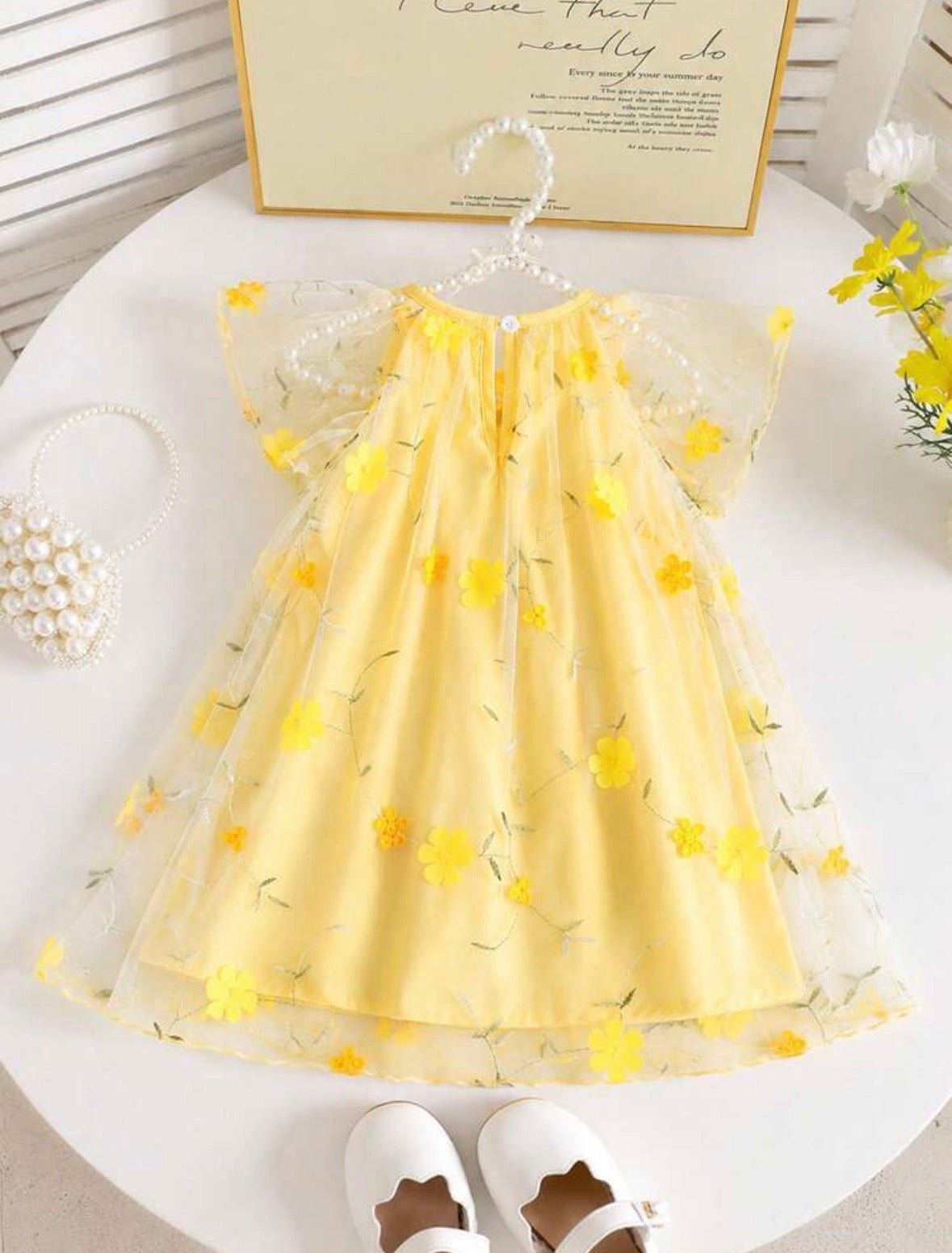 Vestido casual suelto color amarillo detalles de bordado y flores en 3D