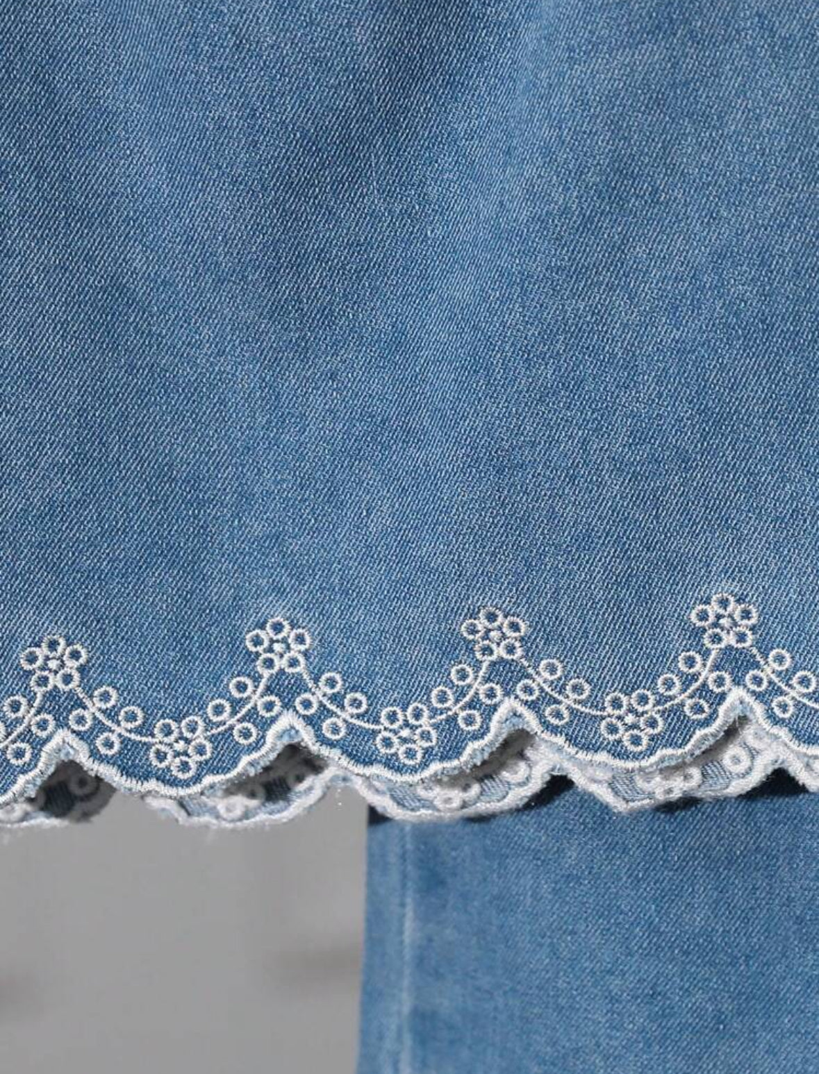 Conjunto pantalón de jeans con blusa azul detalles bordado