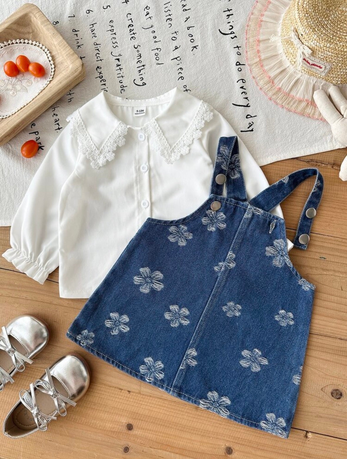 Conjunto jardinera de jeans azul con camisa blanca detalle de flores