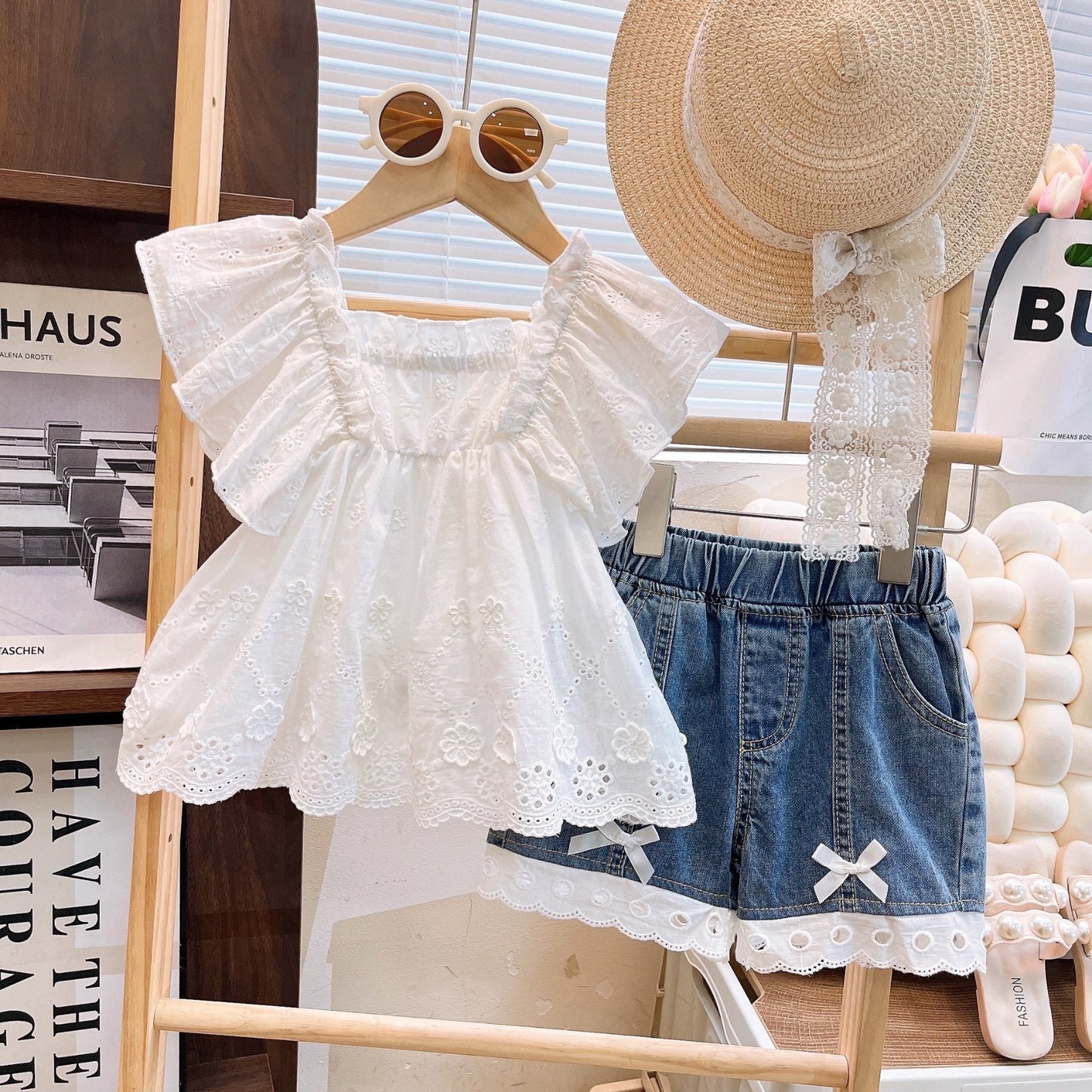 Conjunto short de jeans con blusa blanca