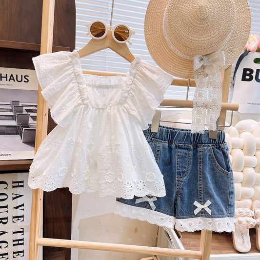 Conjunto short de jeans con blusa blanca