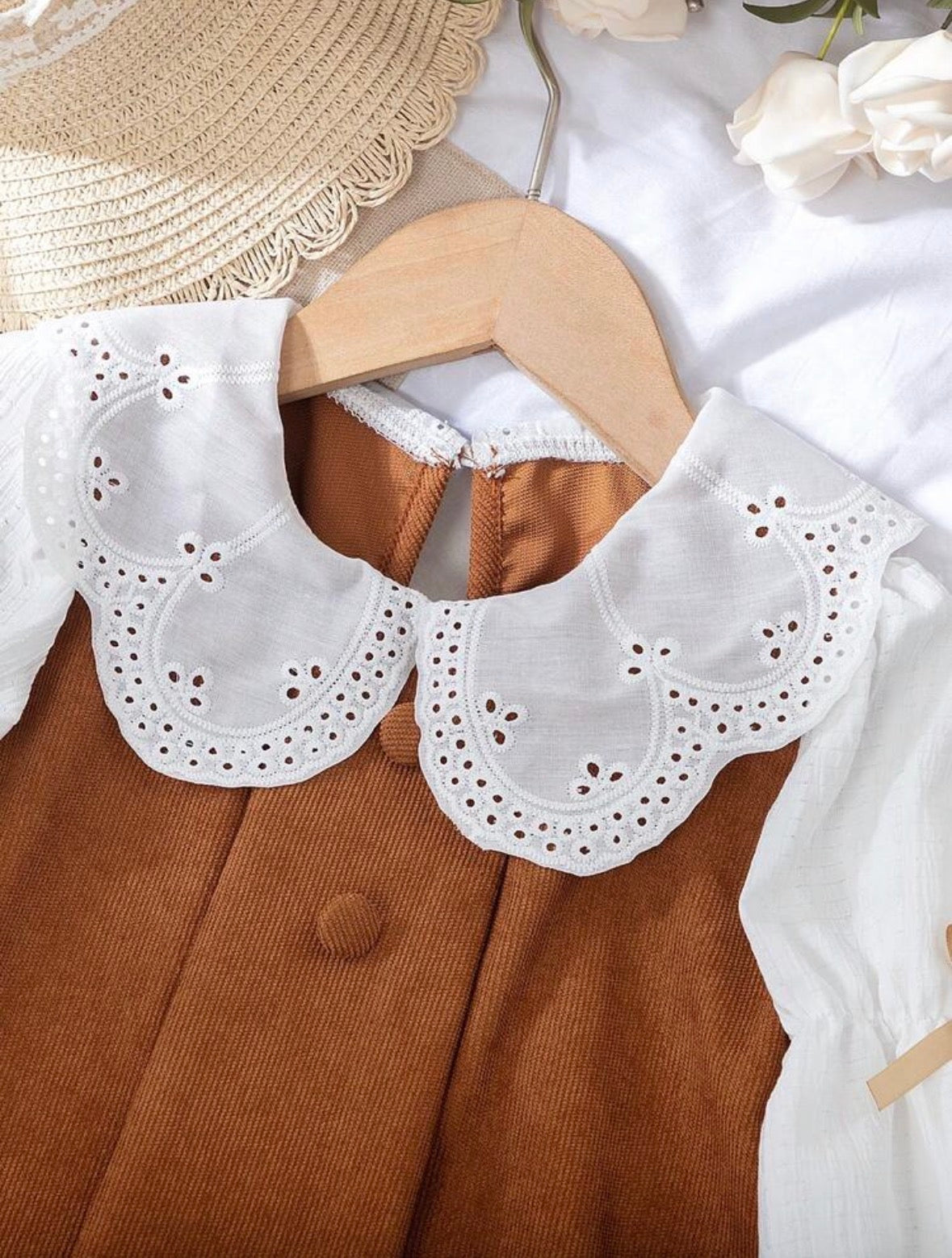 Vestido marrón mangas largas con detalles de moños en la manga y botones en el pecho