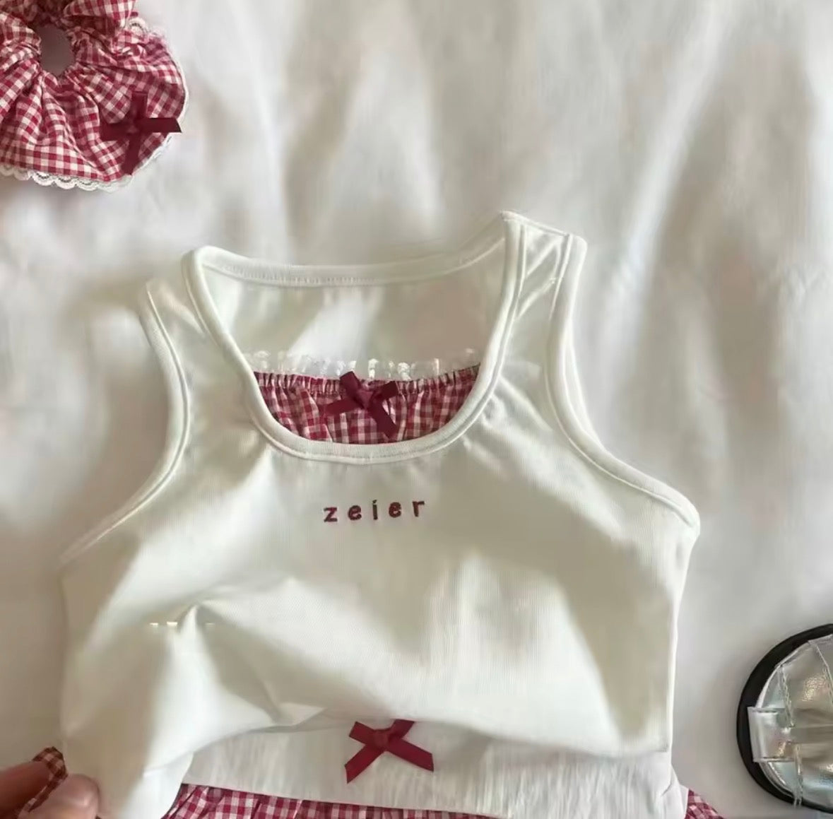 Conjunto pollera a cuadro con blusa blanca detalle de tul ( incluye una goma para el cabello)