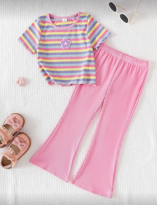 Conjunto de pantalón tipo Oxford y blusa a rayas coloridas con detalle de flor en el pecho