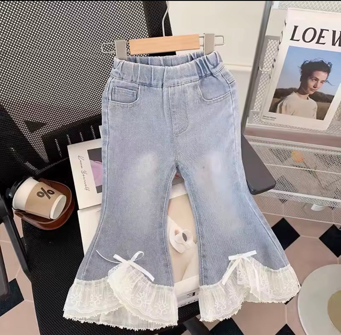 Conjunto pantalón de jeans corte Oxford con blusa detalles de volados