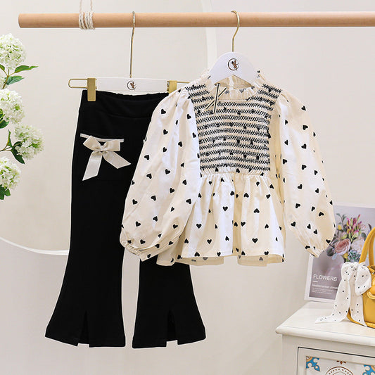 Conjunto pantalón negro elastizado blusa beige con corazones negros