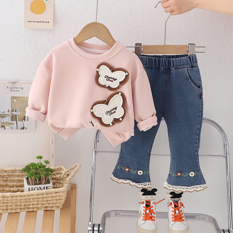 Conjunto pantalón de jeans tipo Oxford con abrigo rosa detalle de mariposas