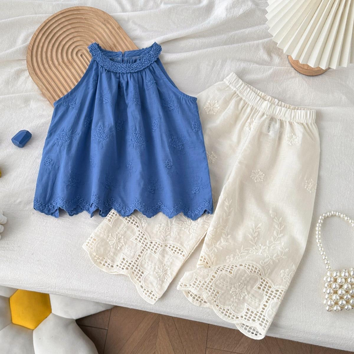 Conjunto palazo blanco con blusa azul detalles de bordado en hilo