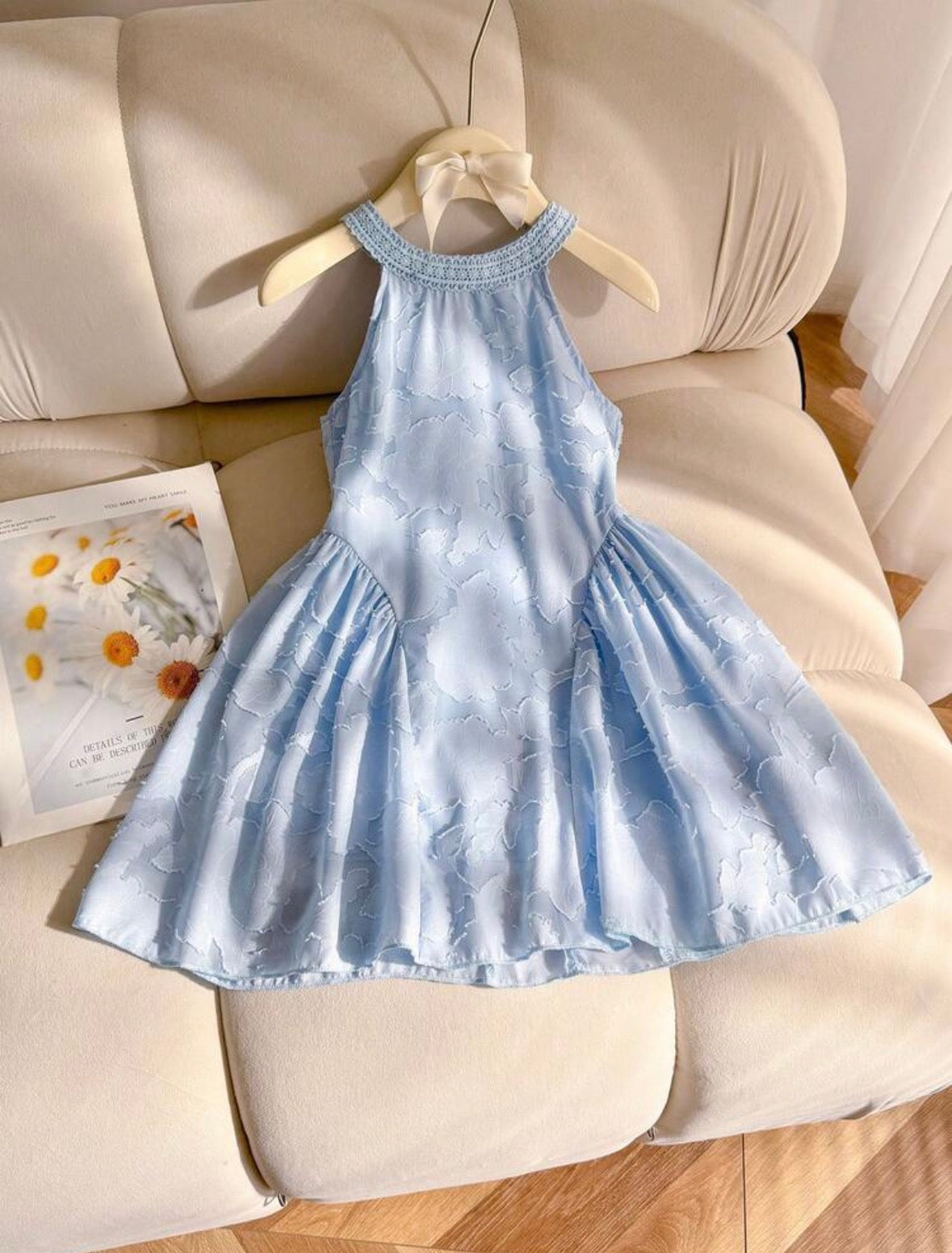 Vestido casual color celeste estilo Halter con detalle de bordador de flores