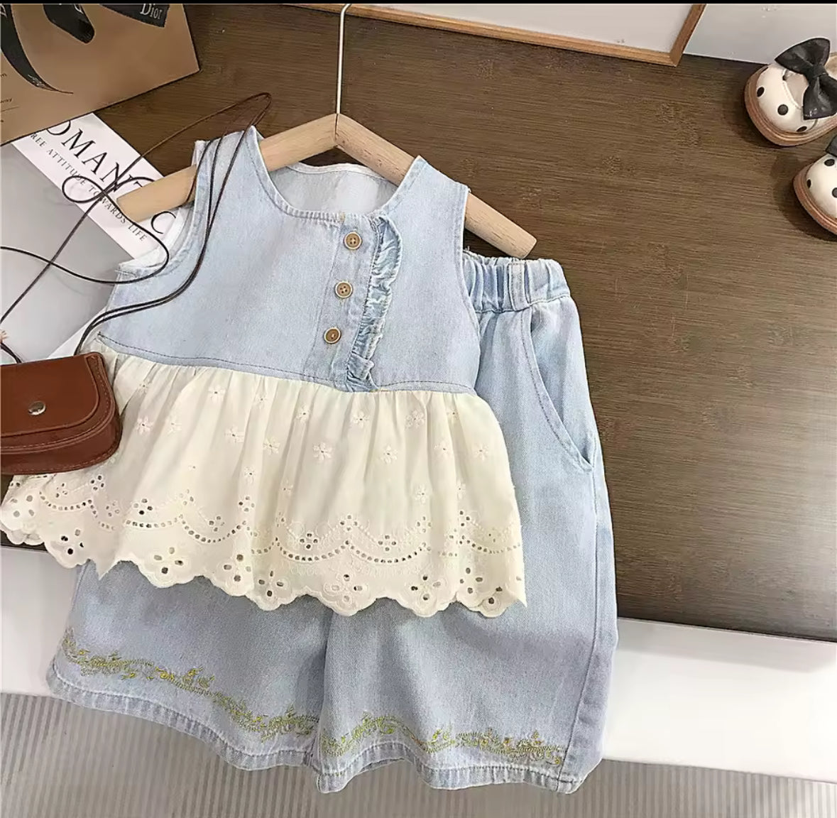 Conjunto pantalón tipo capri holgado con blusa de jeans detalle de broderie