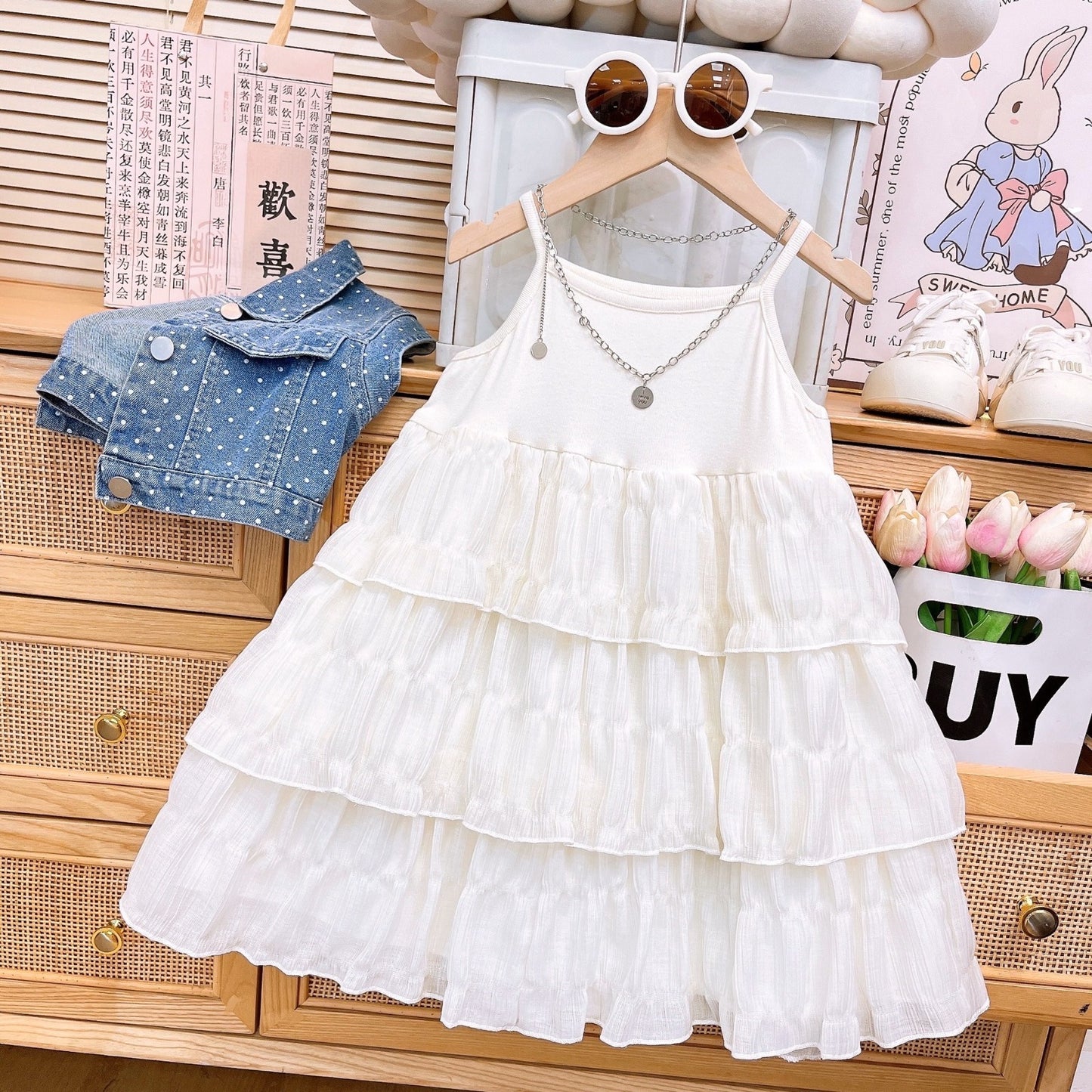 Conjunto vestido con chaleco de jeans con moritas blancas