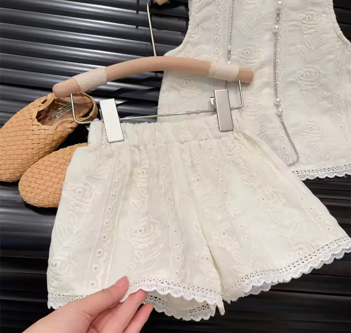 Conjunto short con blusa beige  detalles bordados y espalda cruzada