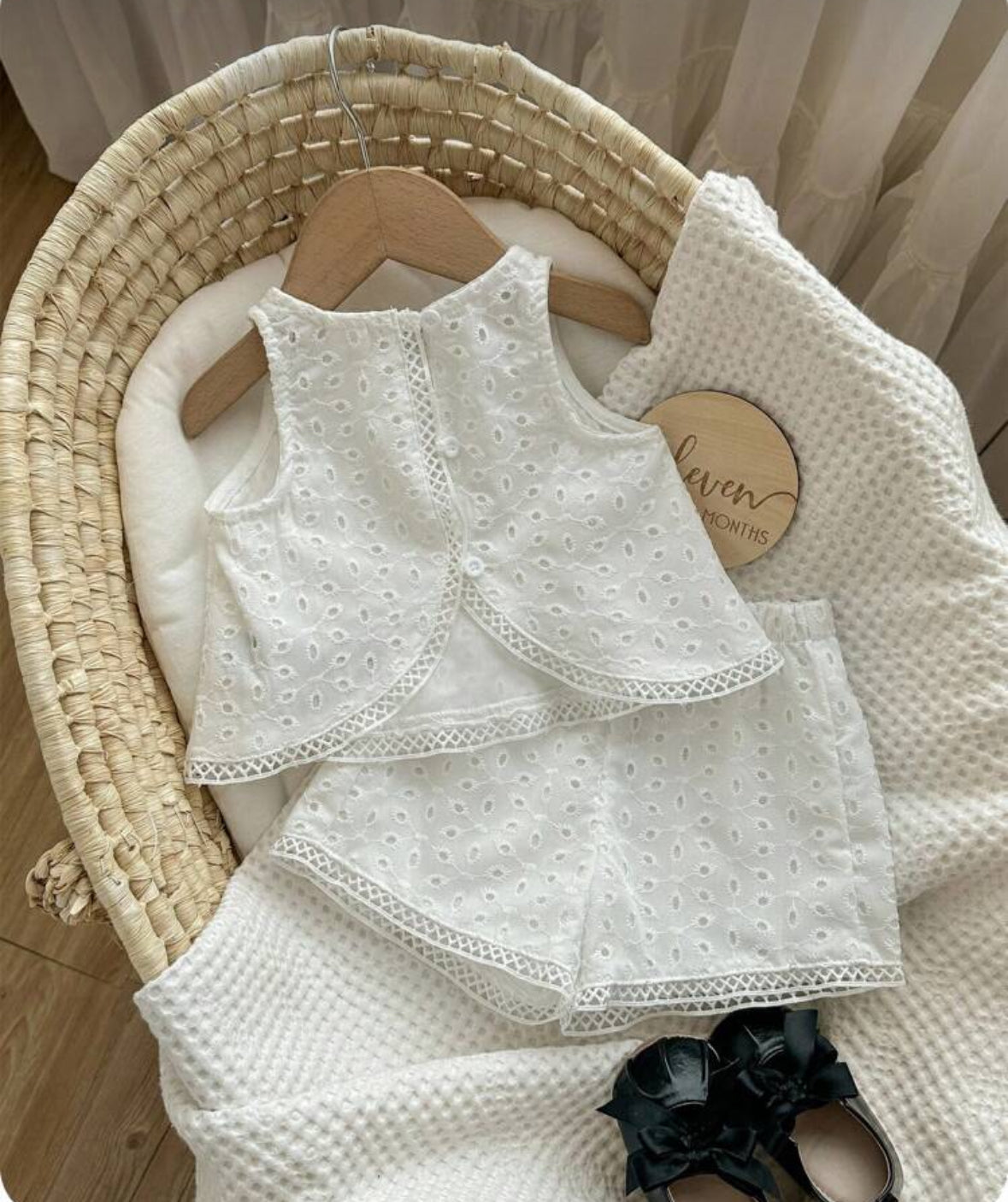 Conjunto blanco short más blusa de broderie