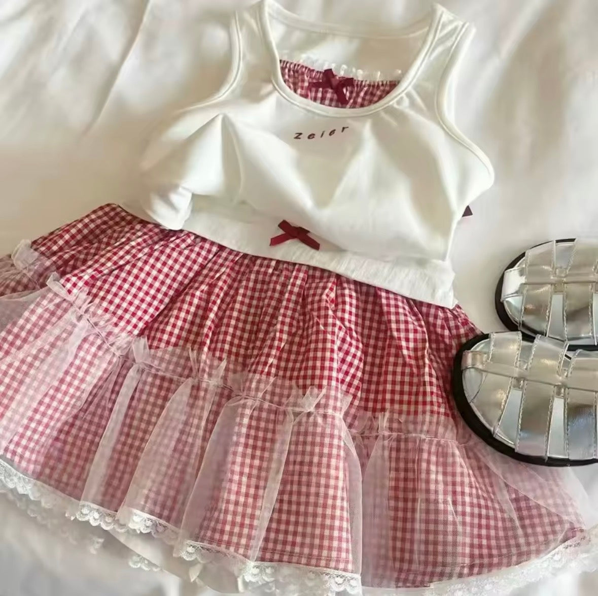 Conjunto pollera a cuadro con blusa blanca detalle de tul ( incluye una goma para el cabello)