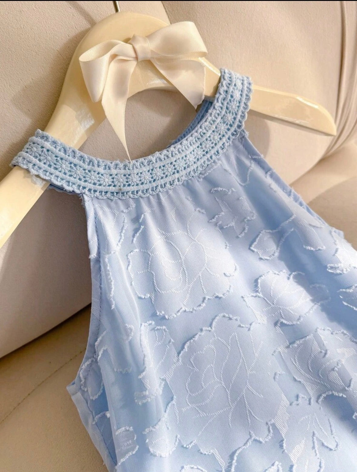 Vestido casual color celeste estilo Halter con detalle de bordador de flores