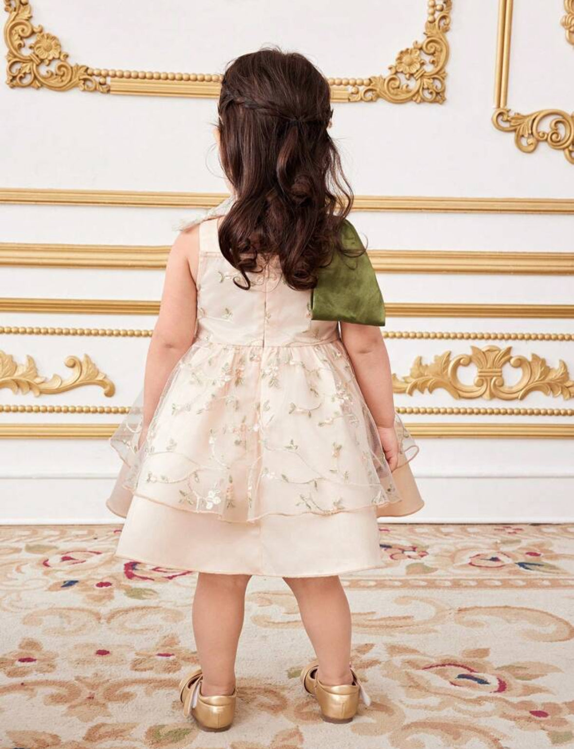 Vestido beige con detalles verde , moño grande en el hombro