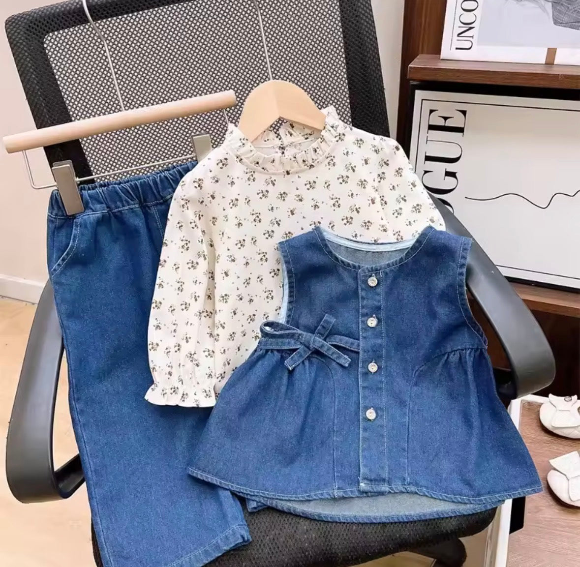 Conjunto de 3 piezas pantalón de jeans con mangas largas estampado de flores y chaleco de jenas color azul oscuro