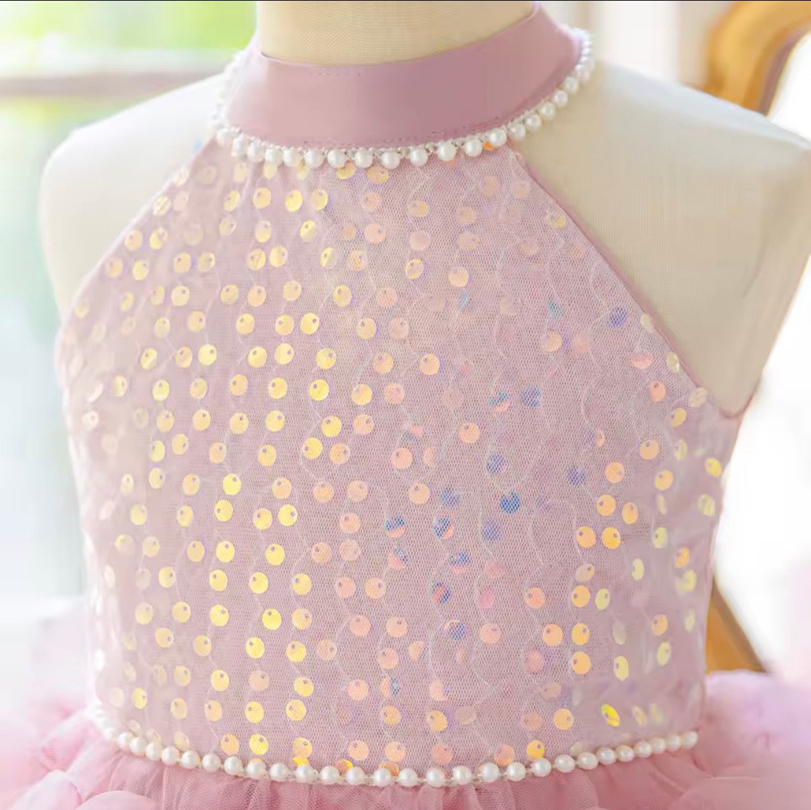Vestido Elegante color rosa vieja con detalles de lentejuelas y perlas y capas en la falda