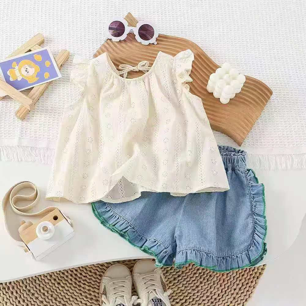 Conjunto short de jeans con blusa beige bordado detalles de volado y línea verde