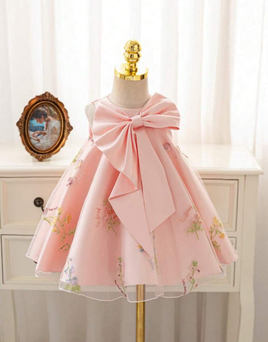 Vestido rosa con moño grande y flores bordados