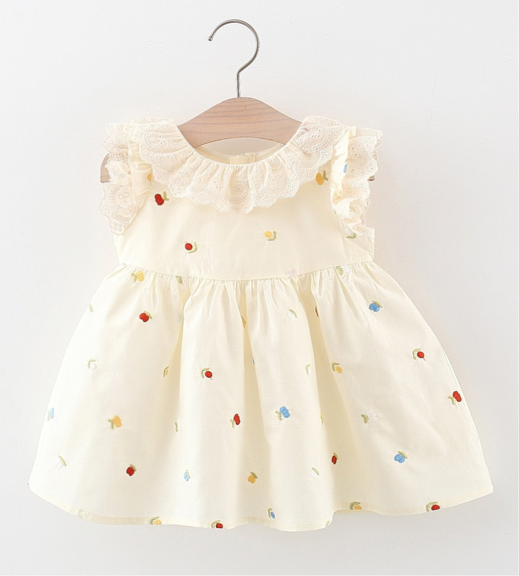 Vestido beige con detalle de flores bordados y broderi en el cuello