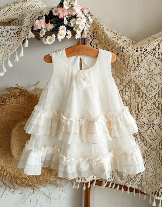 Vestido casual color crema , detalle de volados y flor en el pecho