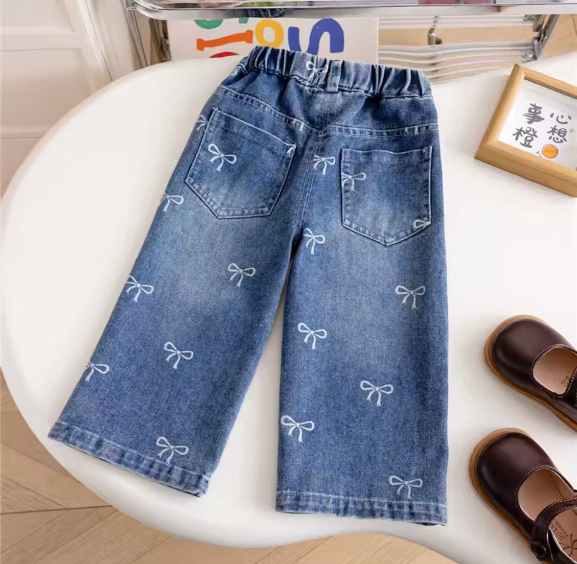 Pantalón de jeans azul oscuro detalle de moños