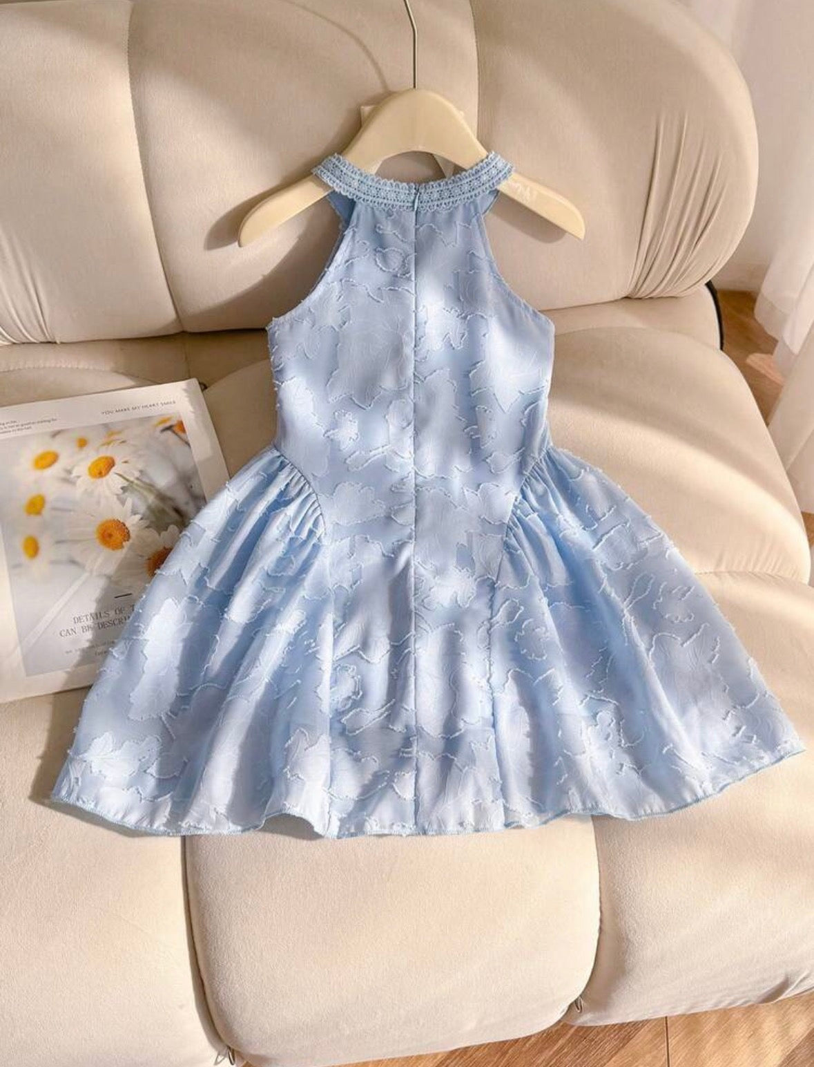 Vestido casual color celeste estilo Halter con detalle de bordador de flores