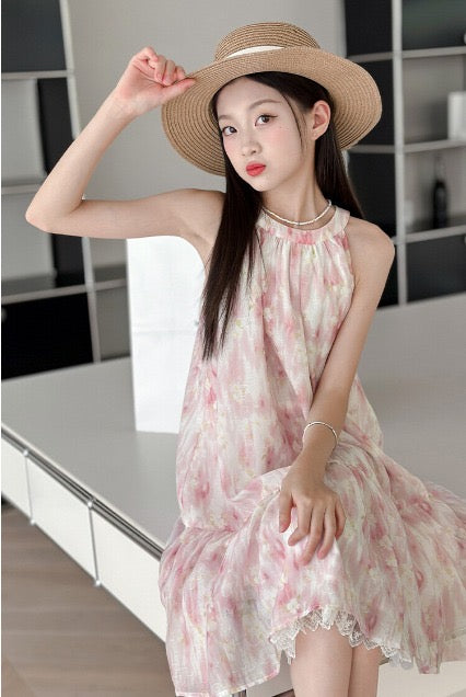 Vestido floreado y fresco rosa con encaje en la parte inferior