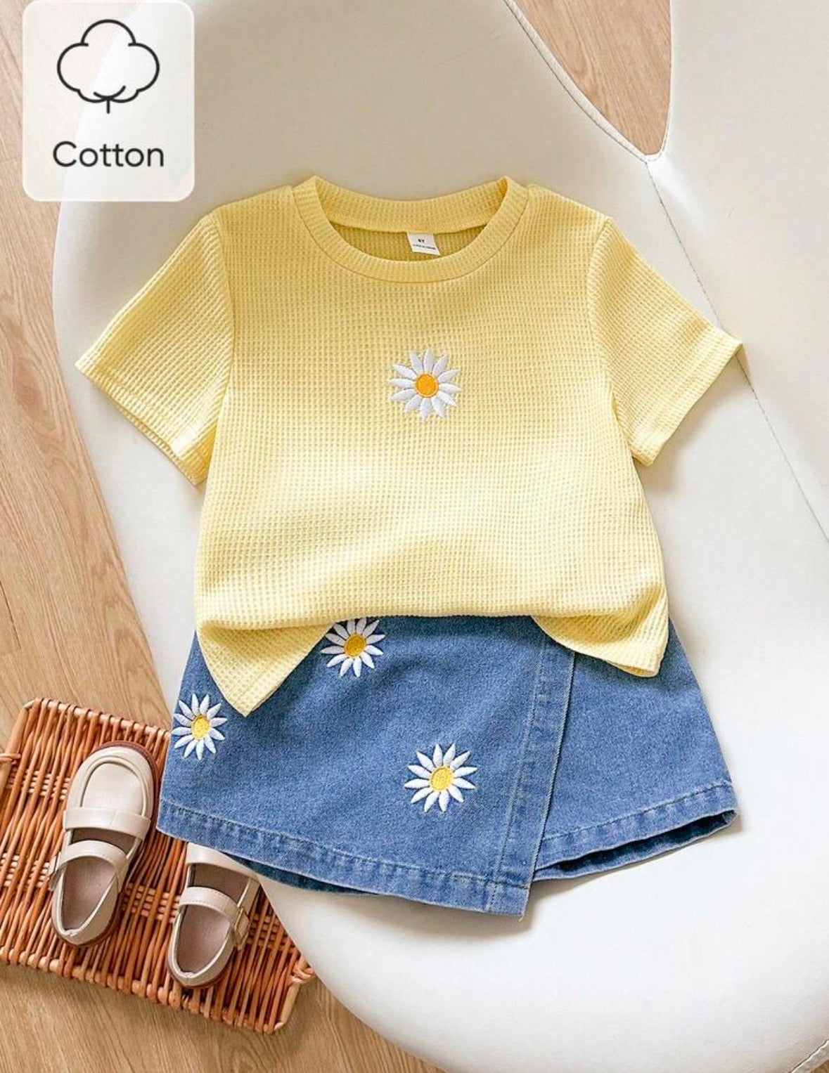 Conjunto short pollera de jeans con remera amarilla detalle de flores