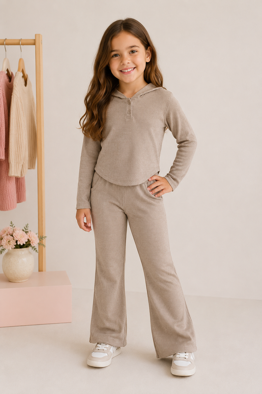 Conjunto pantalón Oxford y mangas largas con capucha beige detalle de bolsillos