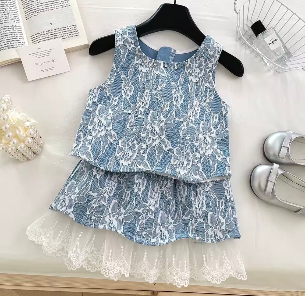 Conjunto de pollera y blusa celeste oscuro con detalle de encajes y brillo