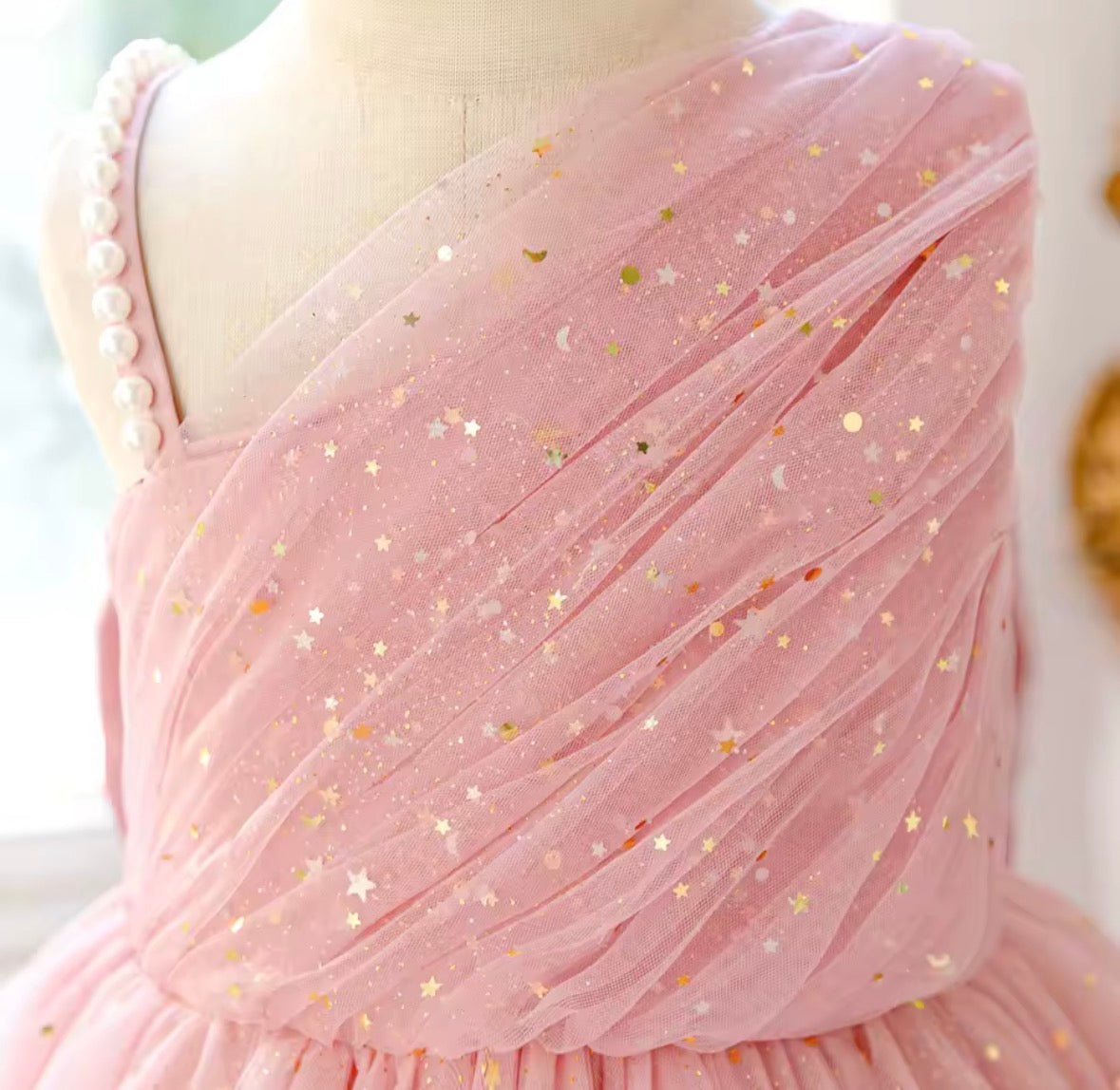 Vestido elegante color rosa vieja detalles de brillo en dorado con estrellas y perlas en un hombro