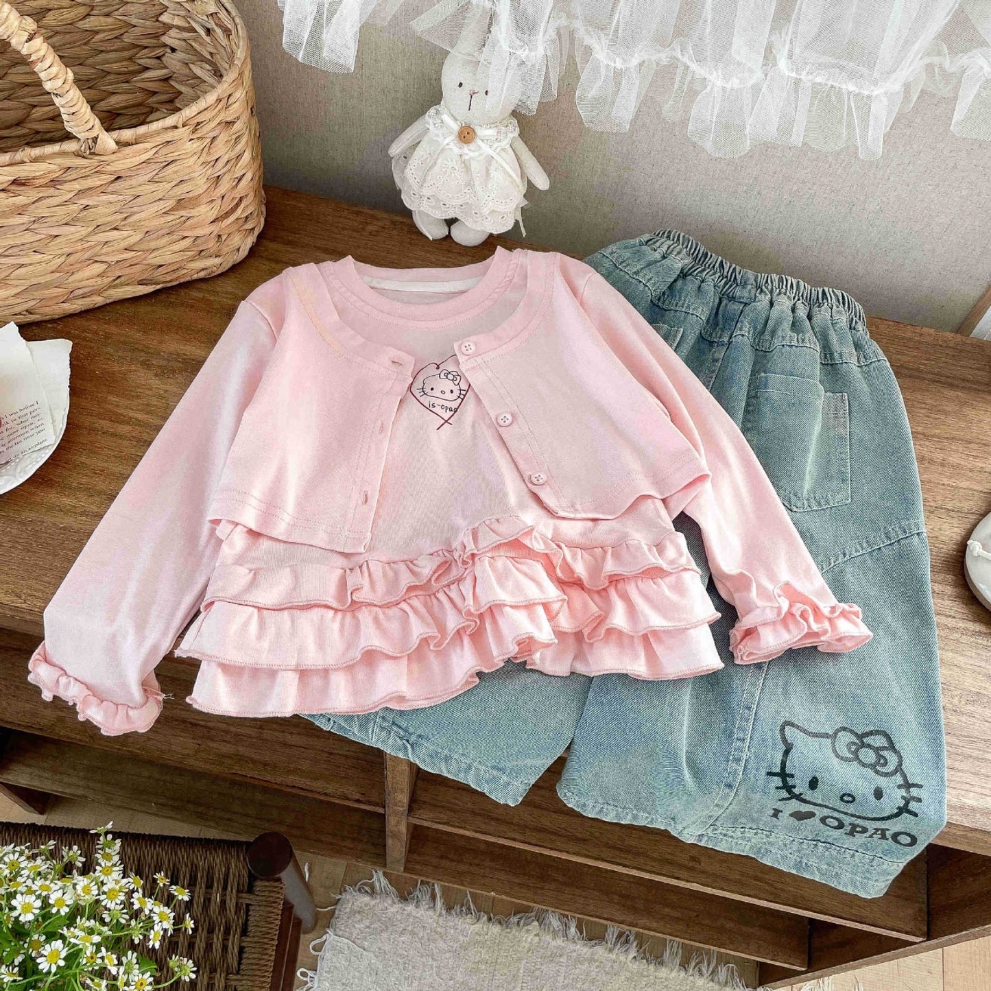 Conjunto de pantalones de jeans tipo overside con blusa mangas largas rosa detalle de hello Kitty