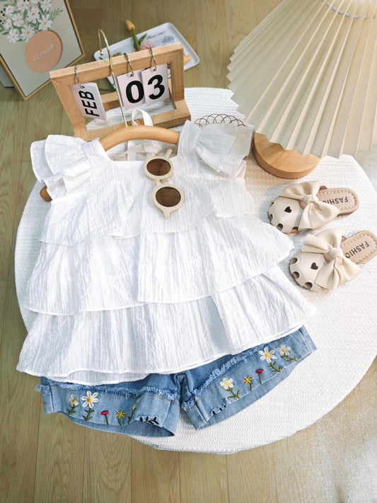 Conjunto short de jeans con blusa blanca detalles de flores bordadas en el short