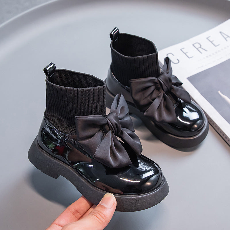 Bota negra charolada detalles de moño grande