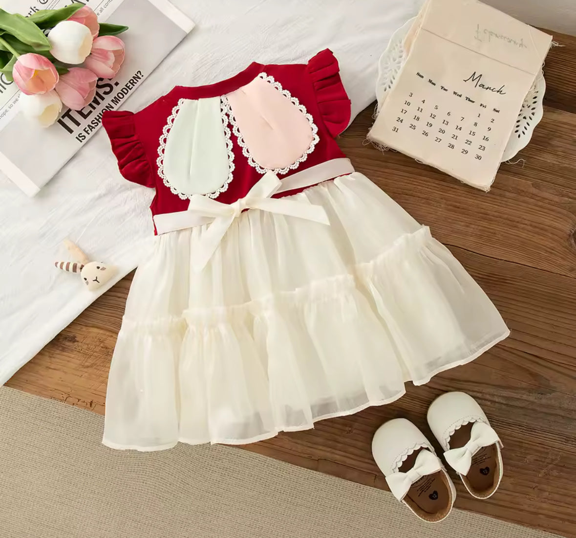 Vestido rojo con beige detalle de conejito y orejas en la espalda