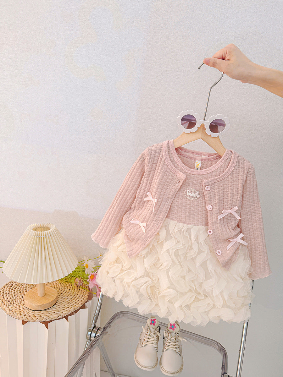 Conjunto vestido con abriguito rosa con detalles de moños