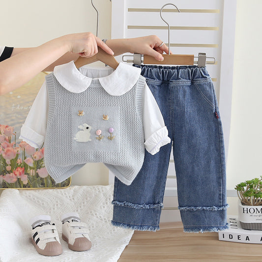 Conjunto de 3 piezas , pantalón de jeans camisa blanca y chaleco de hilo con detalle de conejito