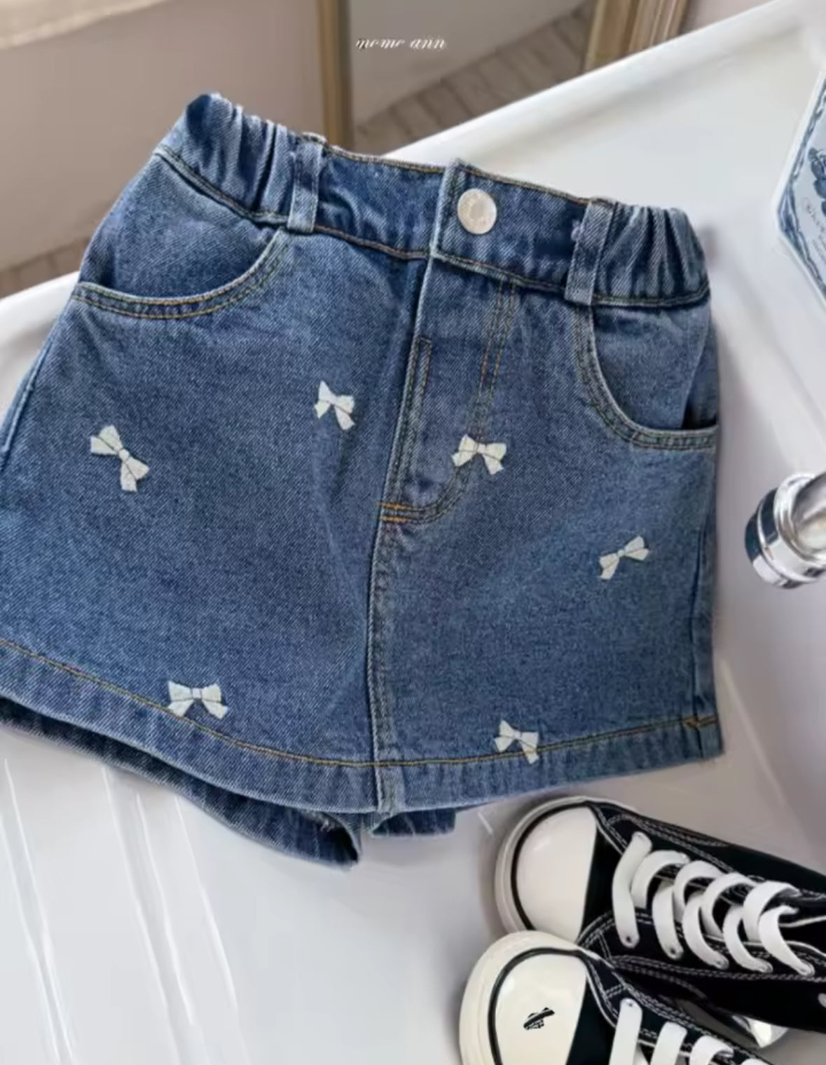 Short pollera de jeans detalles de moñitos