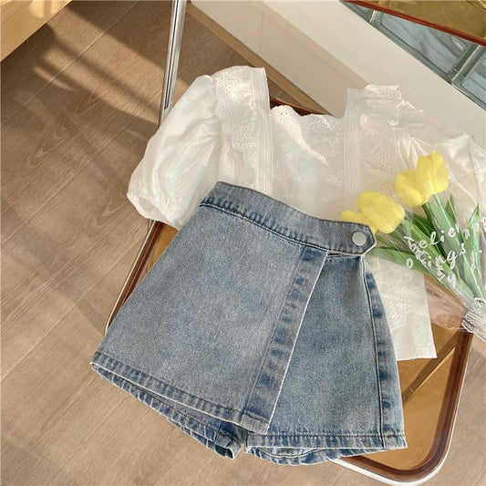 Conjunto short pollera de jeans con blusa blanca detalles de botones en la espalda